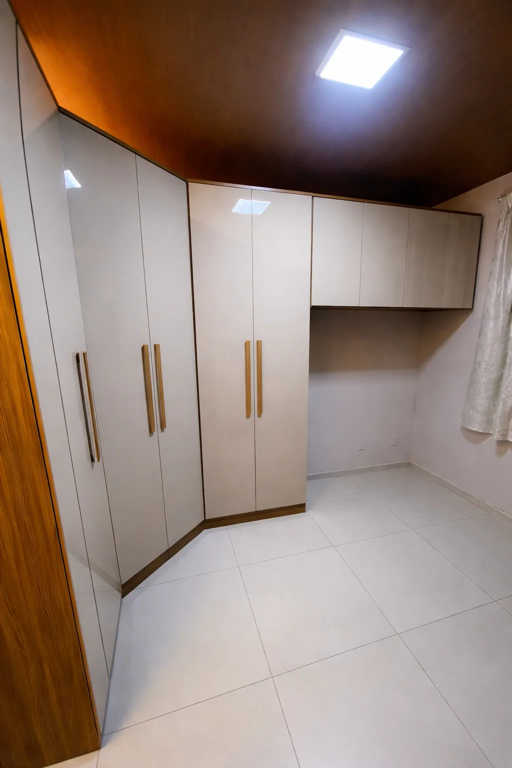 Montador profissional em closet de alto padrão